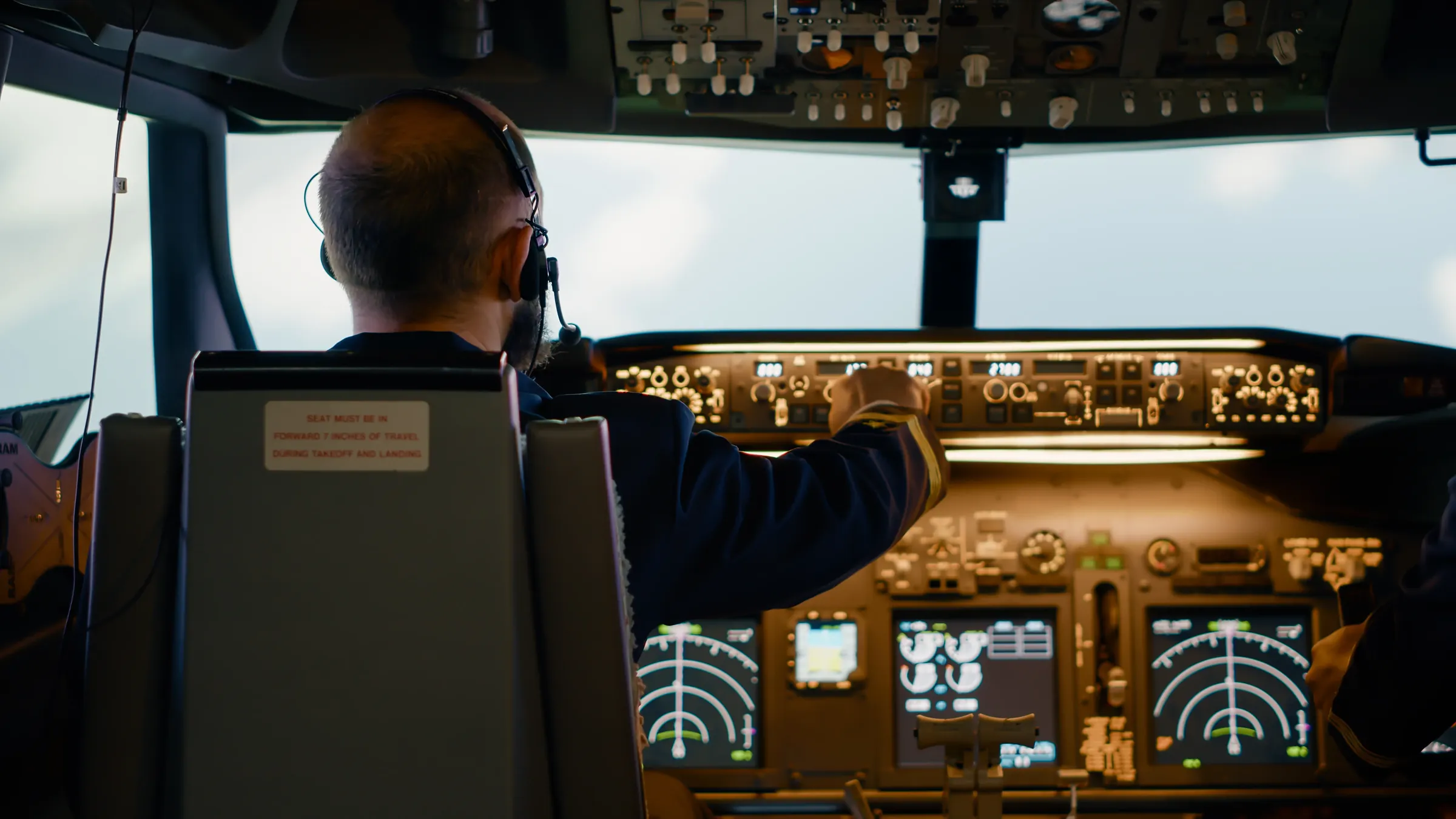 Pilot w słuchawkach za sterami symulatora Boeinga 737 MAX we FlyCenter